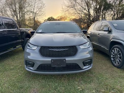 Used 2025 Chrysler Pacifica Limited image 3