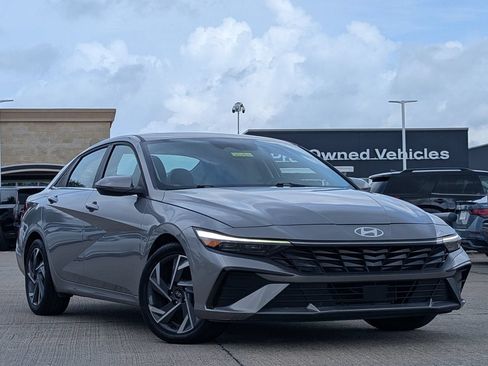 Used 2025 Hyundai Elantra Limited FWD image 2
