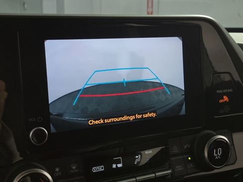 Used 2023 Toyota Highlander XLE FWD image 22