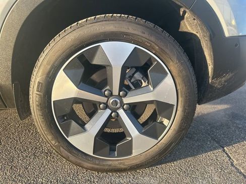 Used 2025 Volvo XC40 B5 Plus AWD/4WD image 10