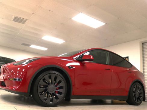 Used 2023 Tesla Model Y Performance image 9
