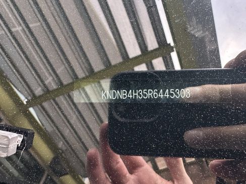 Used 2024 Kia Carnival LX image 44