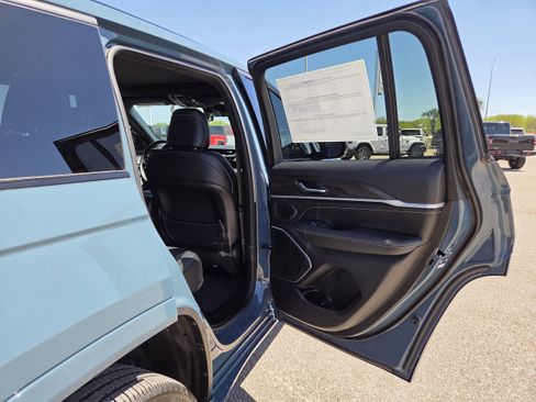 New 2026 Jeep Grand Cherokee Limited AWD/4WD image 16