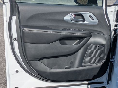 New 2026 Chrysler Pacifica Limited image 20