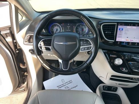 Used 2021 Chrysler Pacifica Touring-L FWD image 23