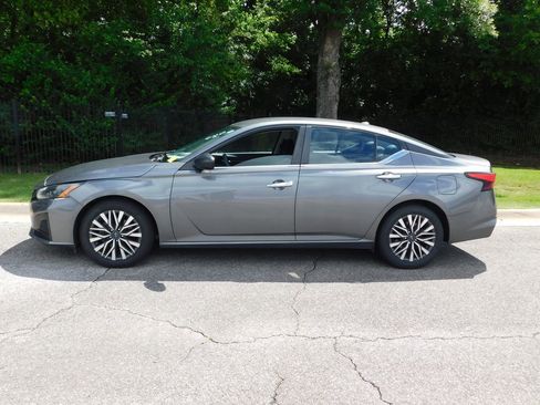 Used 2024 Nissan Altima 2.5 SV FWD image 2