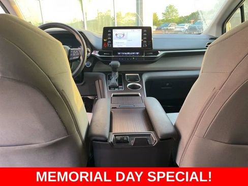 Used 2022 Toyota Sienna LE w/ LE Plus Package FWD image 16