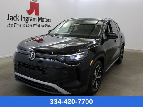 New 2026 Volkswagen Tiguan SE image 1