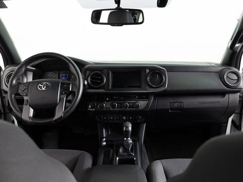 Used 2017 Toyota Tacoma TRD Off-Road w/ Premium & Technology Package AWD/4WD image 32