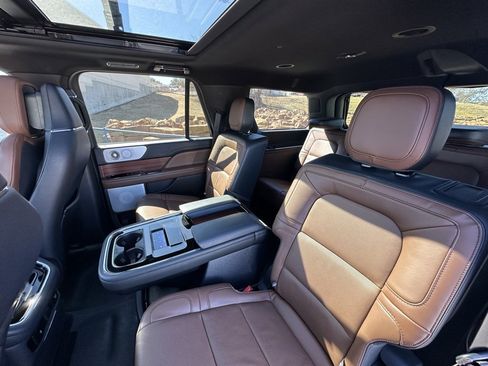 Used 2024 Lincoln Navigator Reserve image 28