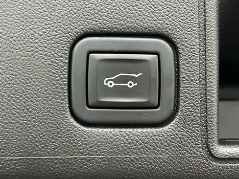 Used 2023 GMC Terrain SLE w/ Driver Convenience Package image 9