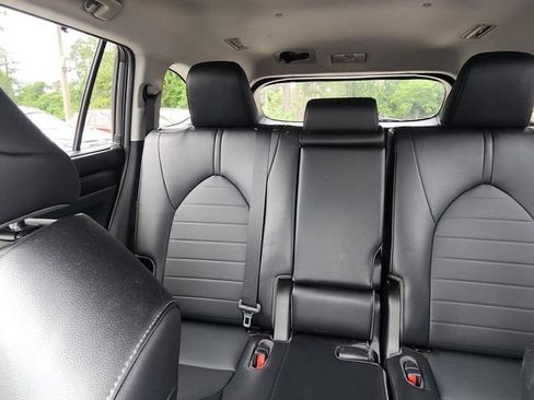 Used 2022 Toyota Highlander XLE AWD/4WD image 10