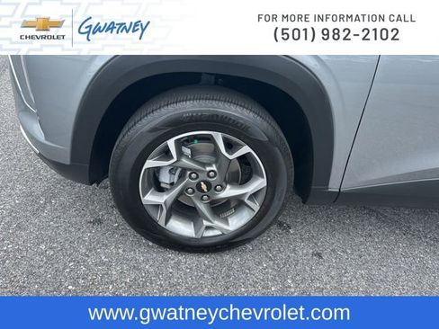 Used 2025 Chevrolet Trax LT FWD image 9