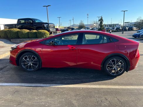 Used 2025 Toyota Prius XLE image 11