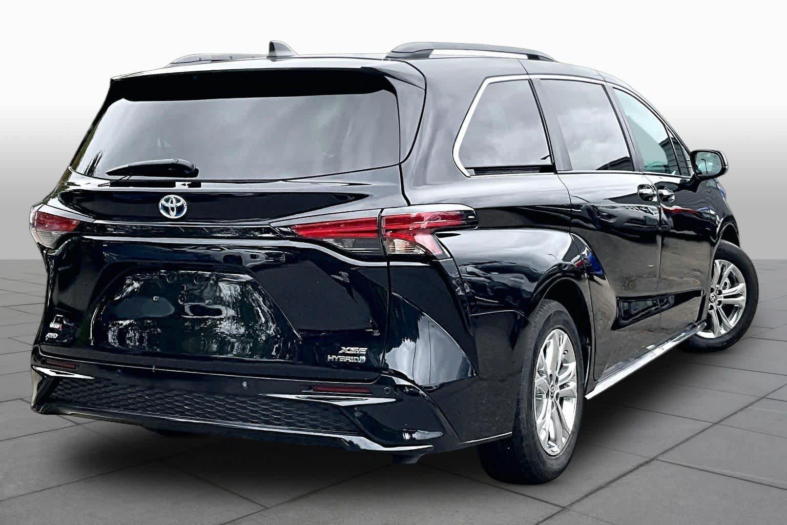 Used 2023 Toyota Sienna XSE w/ XSE Plus Package AWD/4WD image 13