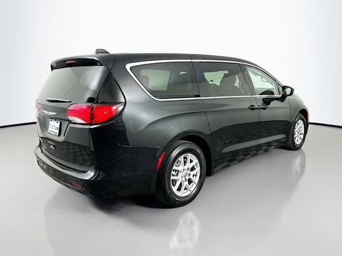 Used 2023 Chrysler Voyager LX image 8