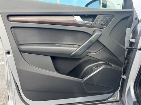 Used 2023 Audi Q5 2.0T Premium w/ Convenience Package image 7