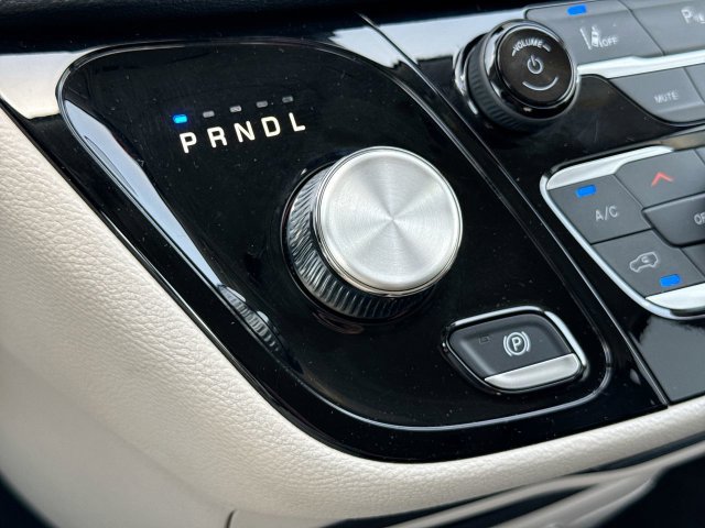 Used 2023 Chrysler Pacifica Touring-L FWD image 19