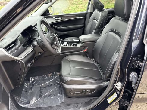 Used 2024 Jeep Grand Cherokee Limited w/ Luxury Tech Group II AWD/4WD image 6