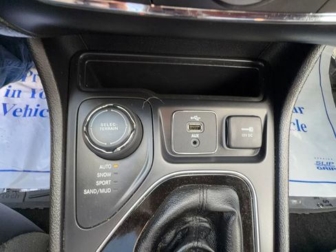 Used 2019 Jeep Cherokee Limited AWD/4WD image 15