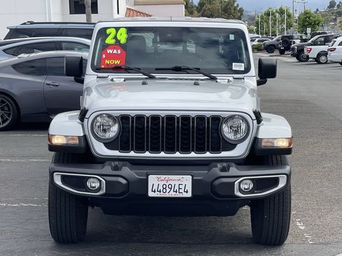 Used 2024 Jeep Gladiator Sport AWD/4WD image 2