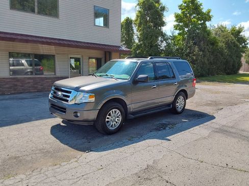 Used 2014 Ford Expedition XLT w/ Leather Seating Package AWD/4WD image 3