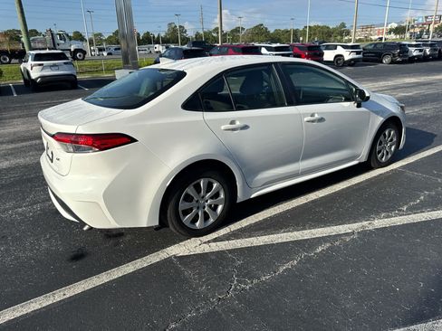 Used 2021 Toyota Corolla LE FWD image 3