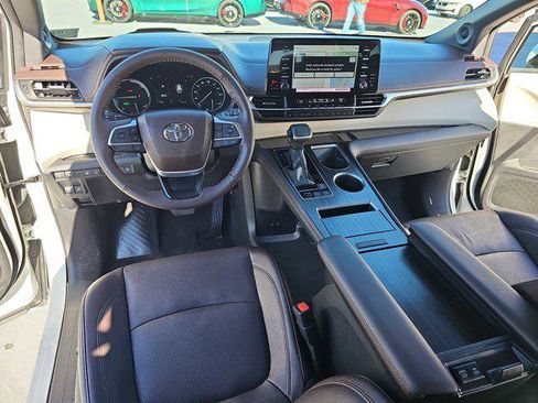 Used 2024 Toyota Sienna Platinum image 17