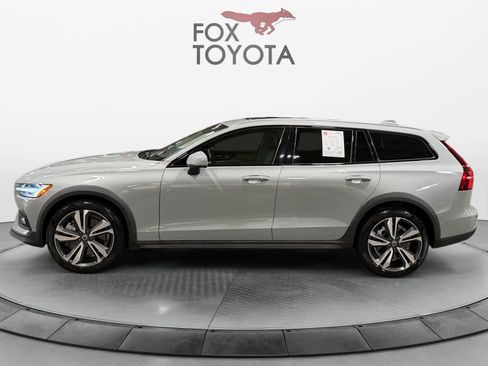 Used 2025 Volvo V60 B5 Cross Country Plus AWD/4WD image 3