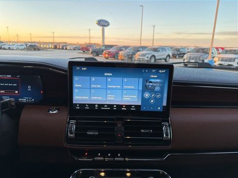 Used 2023 Lincoln Navigator Reserve image 15