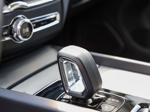 Used 2025 Volvo XC60 B5 Plus image 22