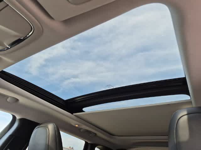 Used 2022 Jeep Cherokee Latitude Lux w/ Sun & Sound Group AWD/4WD image 19