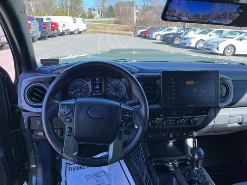 Used 2021 Toyota Tacoma TRD Sport w/ Technology Package image 7