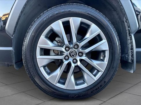 Used 2022 Toyota RAV4 XLE Premium image 11