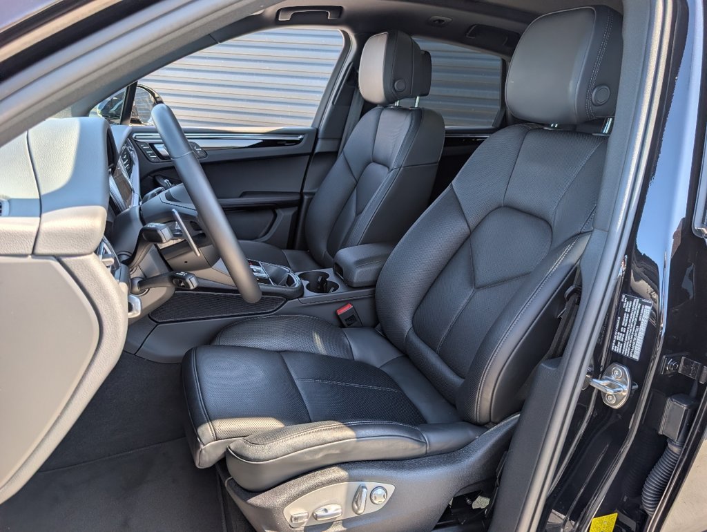 Certified 2025 Porsche Macan AWD/4WD image 5
