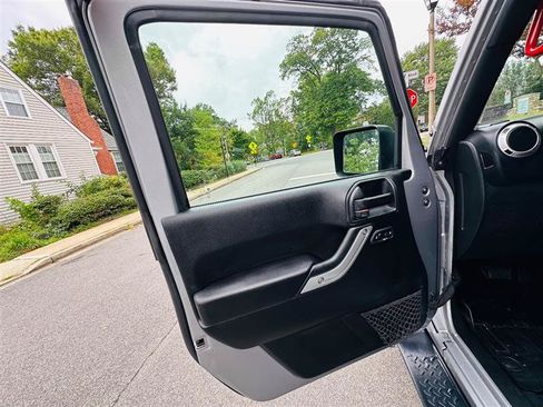 Used 2018 Jeep Wrangler Unlimited Sahara w/ Connectivity Group AWD/4WD image 33
