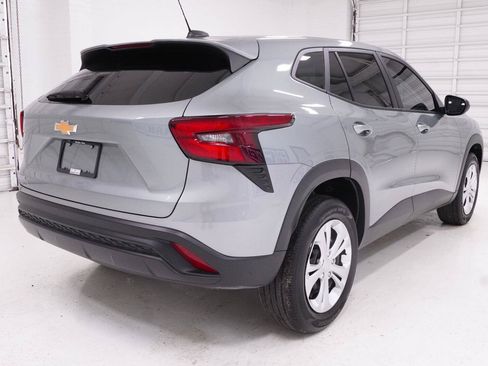 Used 2025 Chevrolet Trax LS FWD image 28