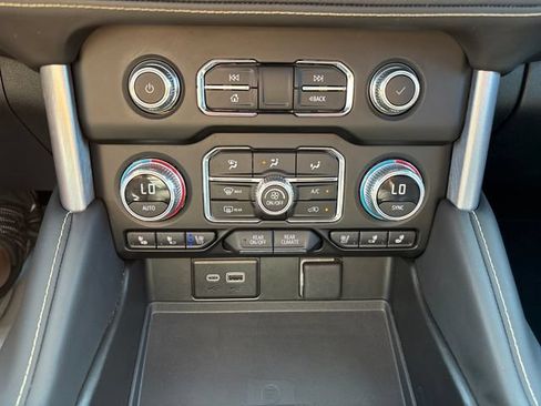 Used 2024 GMC Yukon XL SLT w/ SLT Luxury Package AWD/4WD image 18