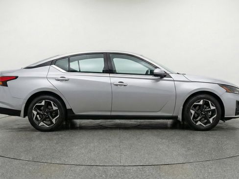 Used 2025 Nissan Altima 2.5 SV image 11