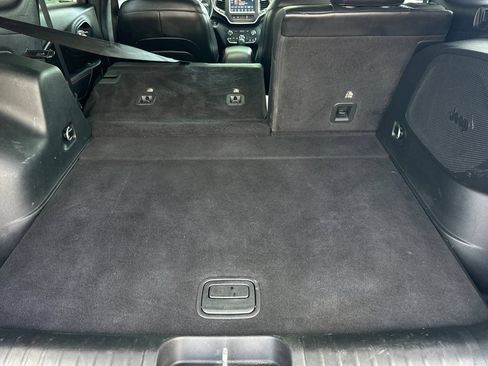 Used 2019 Jeep Cherokee Trailhawk AWD/4WD image 15
