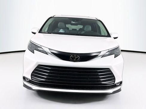 New 2026 Toyota Sienna XLE image 2