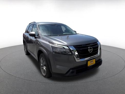 Used 2025 Nissan Pathfinder SV AWD/4WD image 3