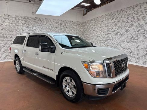 Used 2018 Nissan Titan SV w/ SV Convenience Package AWD/4WD image 1