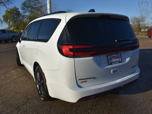 Used 2025 Chrysler Pacifica Limited image 5