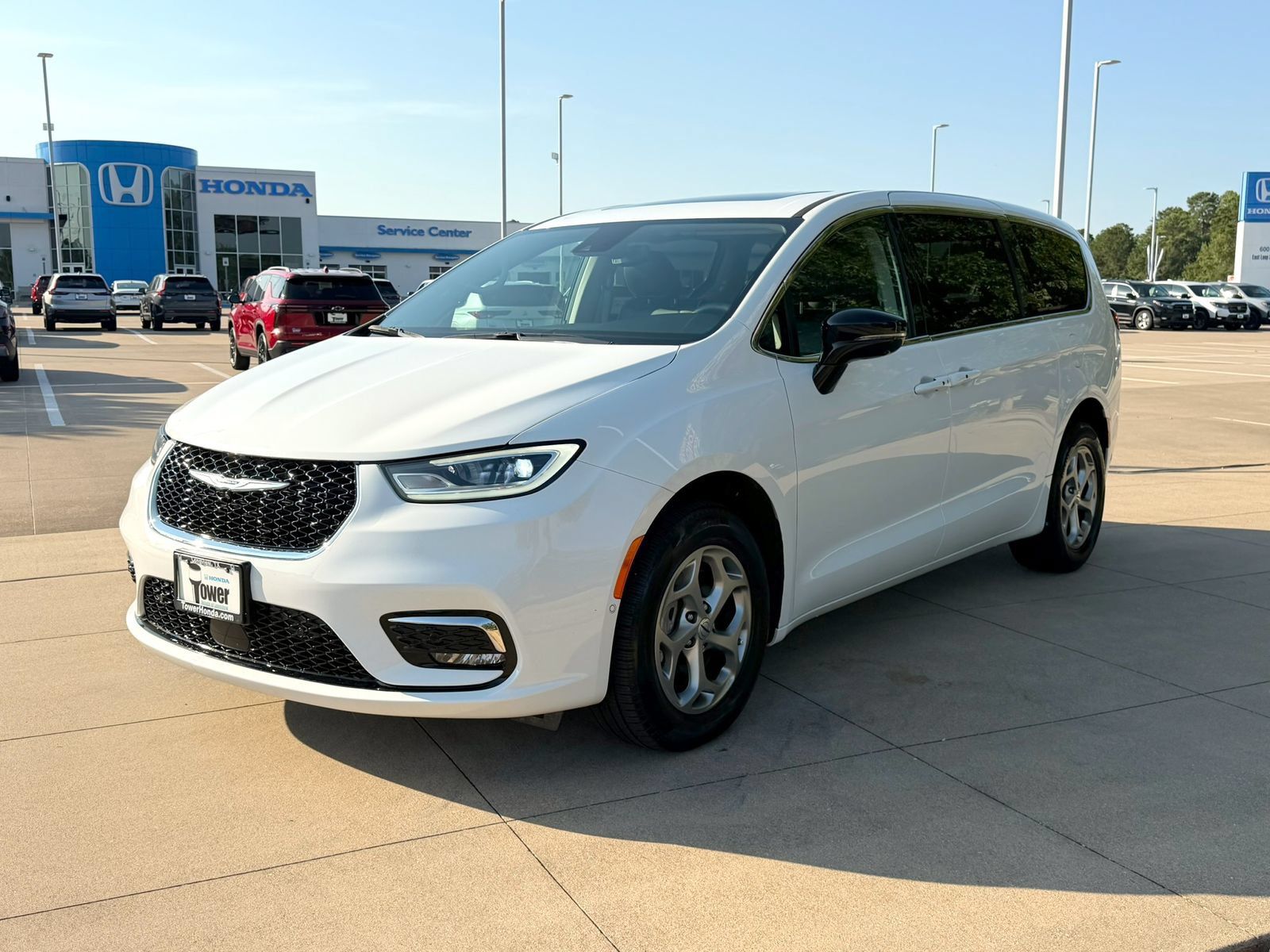 Used 2024 Chrysler Pacifica Limited AWD/4WD image 3