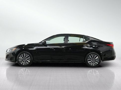 Used 2023 Nissan Altima 2.5 SV w/ SV Premium Package AWD/4WD image 2