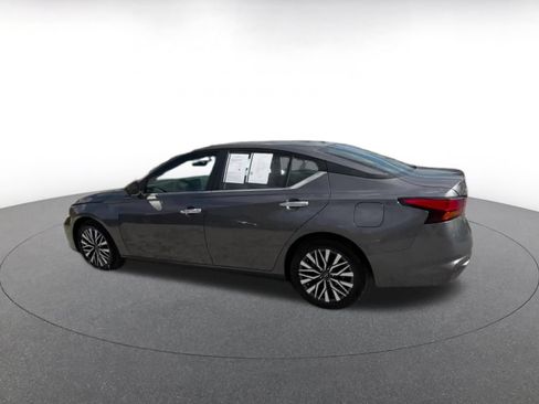Used 2025 Nissan Altima 2.5 SV FWD image 8