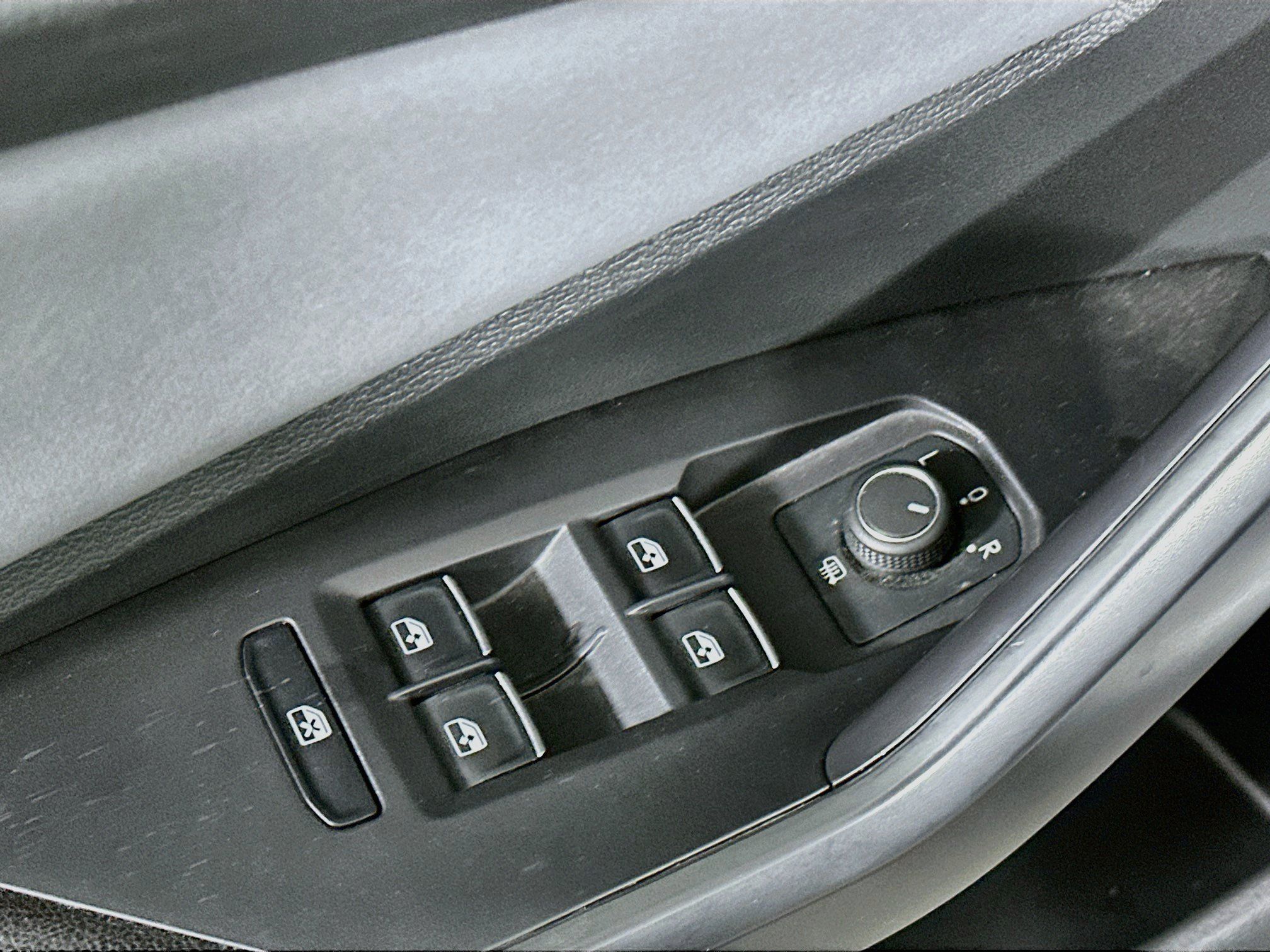 Used 2025 Volkswagen Jetta SE FWD image 15