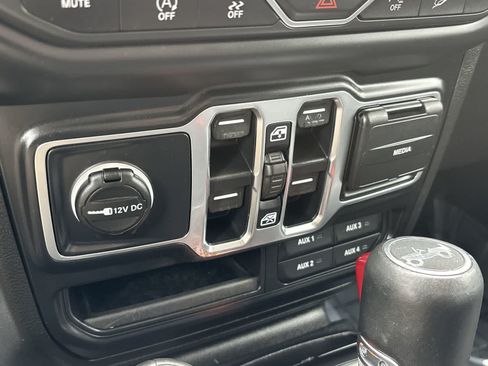 Used 2019 Jeep Wrangler Unlimited Sahara AWD/4WD image 27