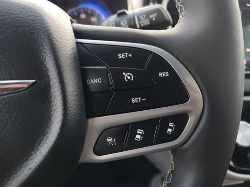 Used 2023 Chrysler Pacifica Touring-L image 24